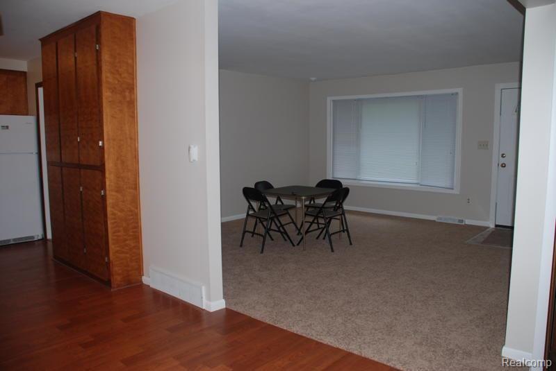 24489 Middlebelt Road New Boston, MI 48164 - Photo 2 of 13 24489 Middlebelt living rm