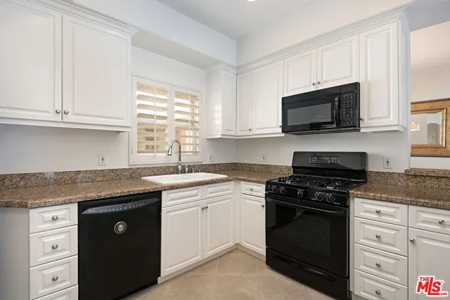 $3,895 | 4400 Cartwright Avenue, Unit 201, Toluca Lake, CA 91602