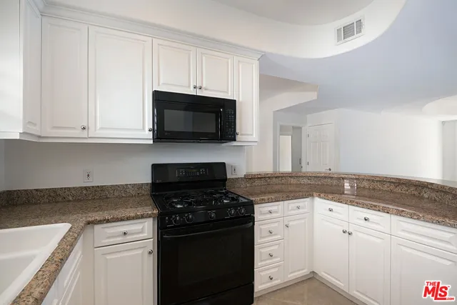 $3,895 | 4400 Cartwright Avenue, Unit 201, Toluca Lake, CA 91602