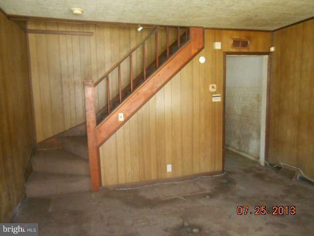 509 Bridgeview Road Baltimore, MD 21225 - Photo 3 of 10 Living Room