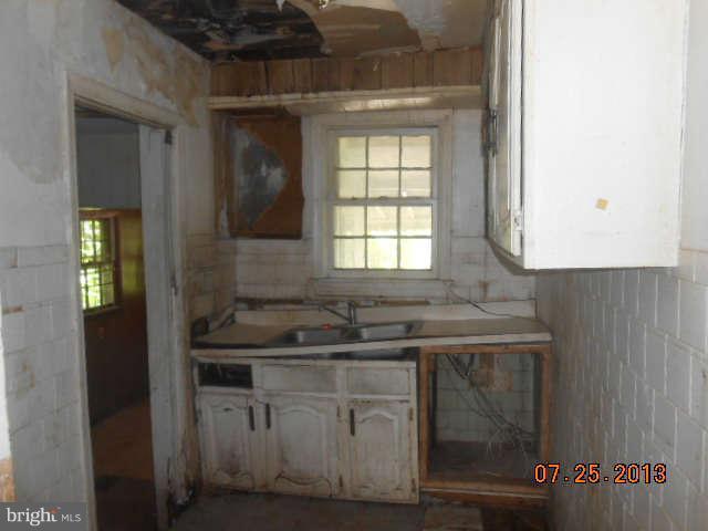 509 Bridgeview Road Baltimore, MD 21225 - Photo 4 of 10 Kitchen