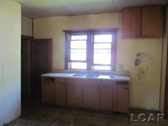 318 Merrick Street Adrian, MI 49221 - Photo 5 of 18 50190669-d734172d-9553-4c0b-bf6c-4851f283ca5d.JPG