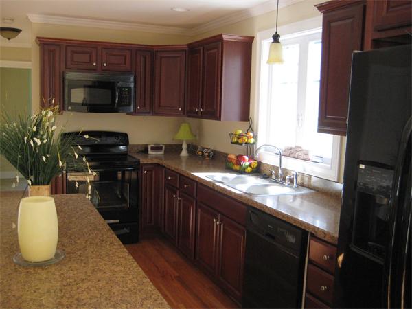 335 Forest Hills Road Springfield, MA 01128 - Photo 4 of 18
