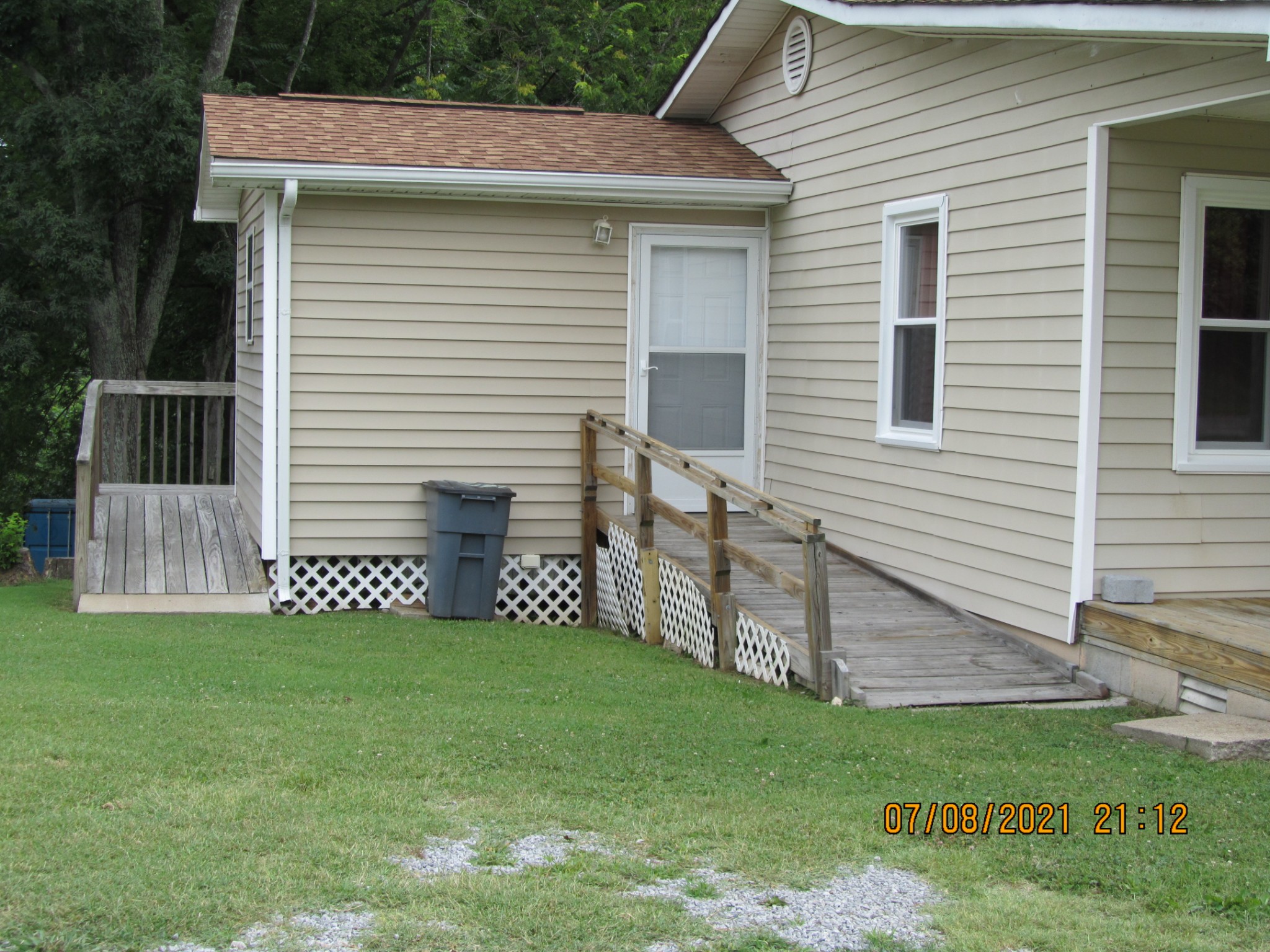 751 Palmyra Road Clarksville, TN 37040 - Photo 4 of 22 a front view of a house with a garden