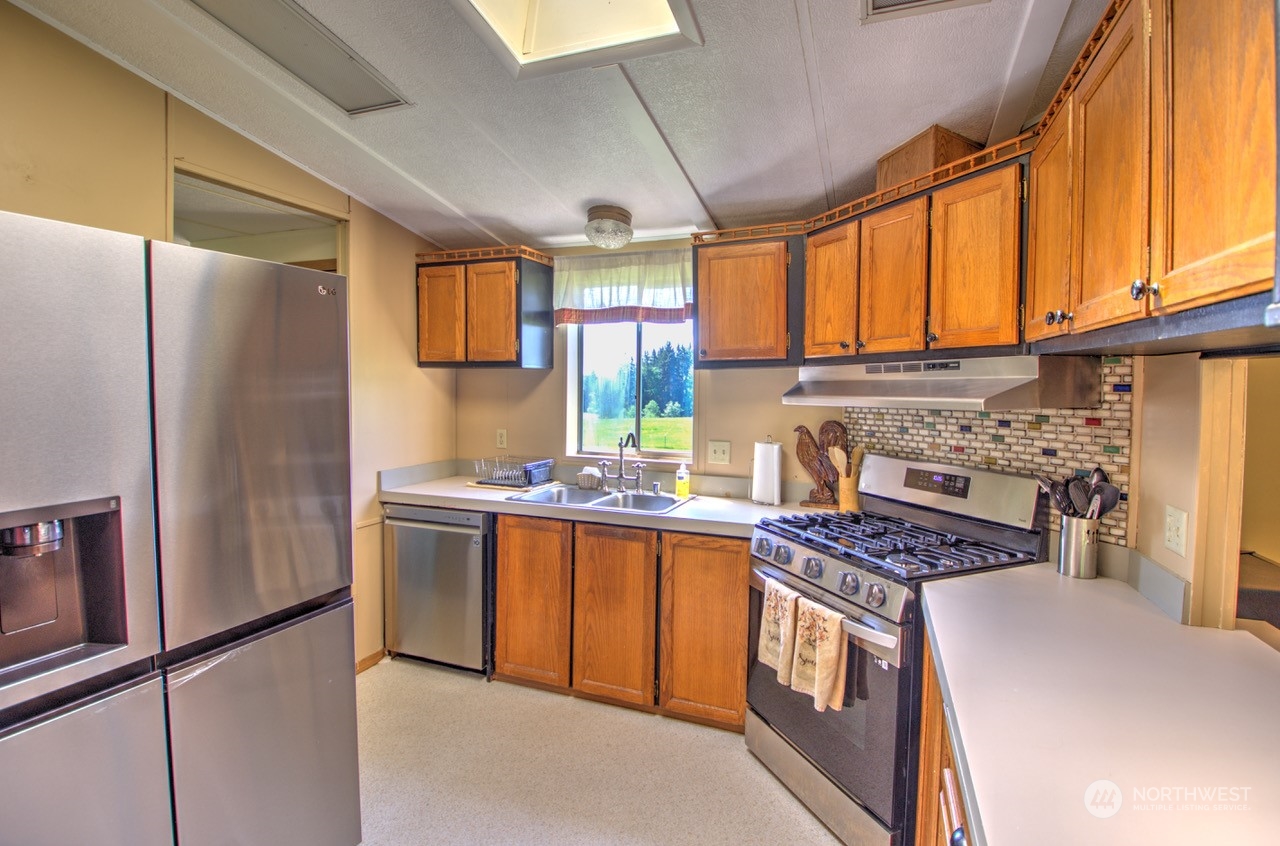 435 Jones Road Winlock, WA 98596 - Photo 4 of 30 a kitchen with stainless steel appliances granite countertop a stove a refrigerator and a sink