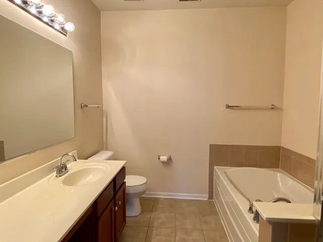 $2,200 | 1587 Millbrook Drive, Unit 1587, Algonquin, IL 60102