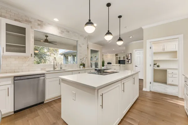 $1,100,000 | 2016 Lakeway Boulevard, Lakeway, TX 78734