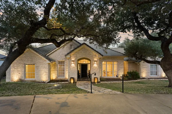 $1,100,000 | 2016 Lakeway Boulevard, Lakeway, TX 78734