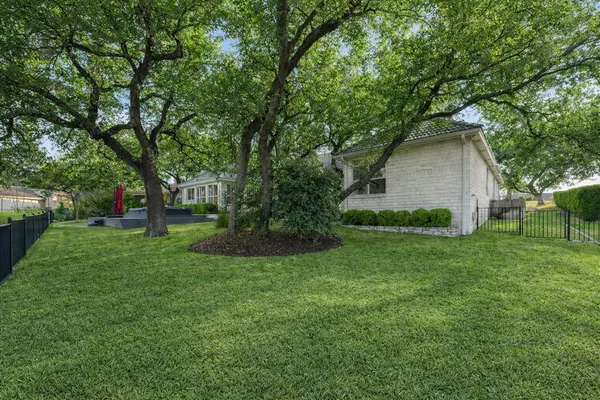 $1,100,000 | 2016 Lakeway Boulevard, Lakeway, TX 78734
