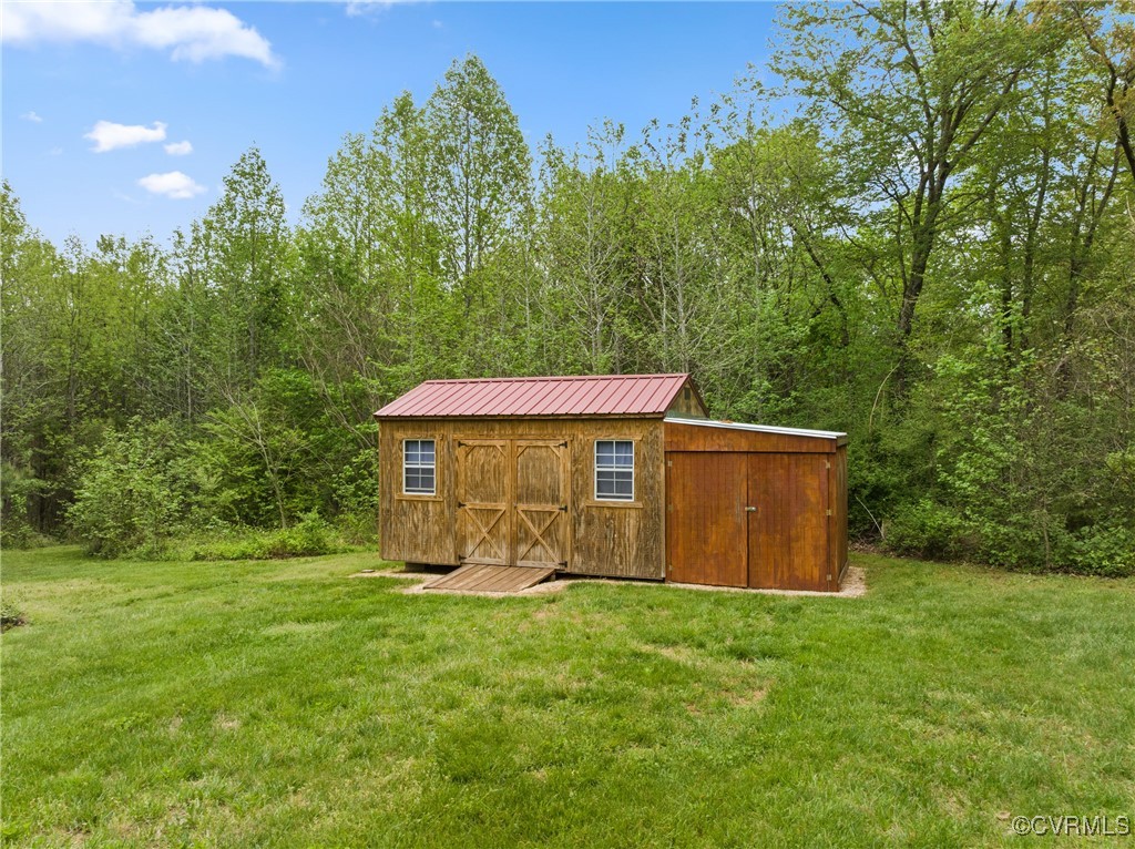 4660 Marks Lane Goochland, VA 23063 - Photo 29 of 39 a backyard of a house with yard and trampoline