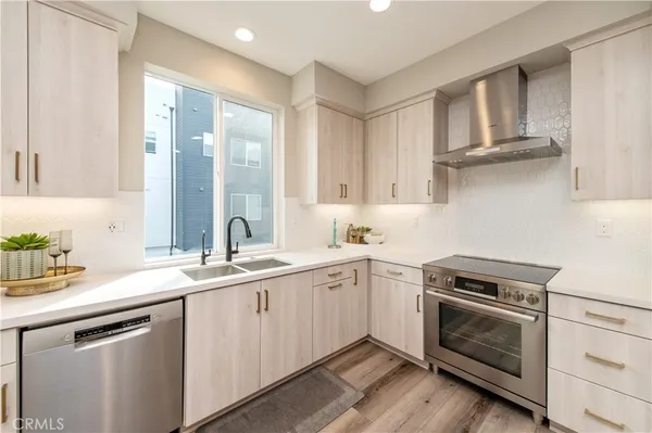 $4,900 | 824 South Harbor Boulevard, Santa Ana, CA 92704