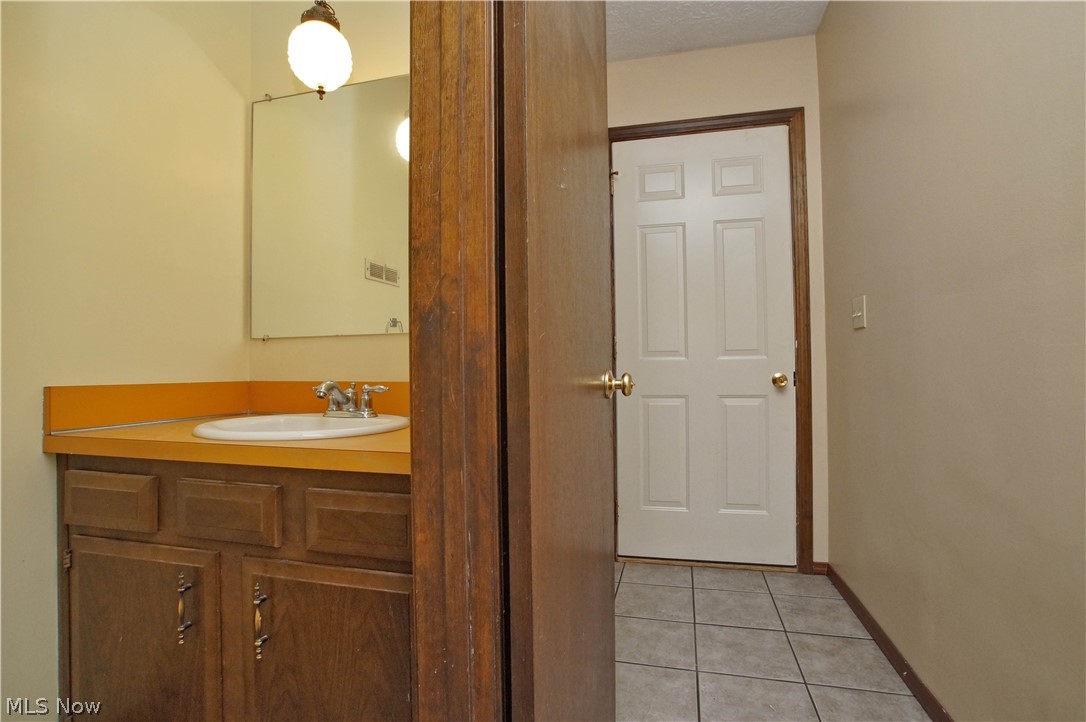 4009 Dayton Road Madison, OH 44057 - Photo 4 of 32 Half Bath on entrance level.