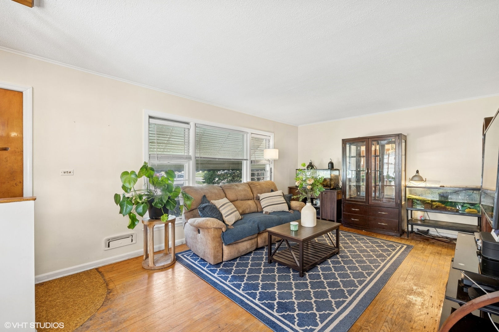 1315 Webster Lane Des Plaines, IL 60018 - Photo 3 of 18 a living room with furniture and a potted plant