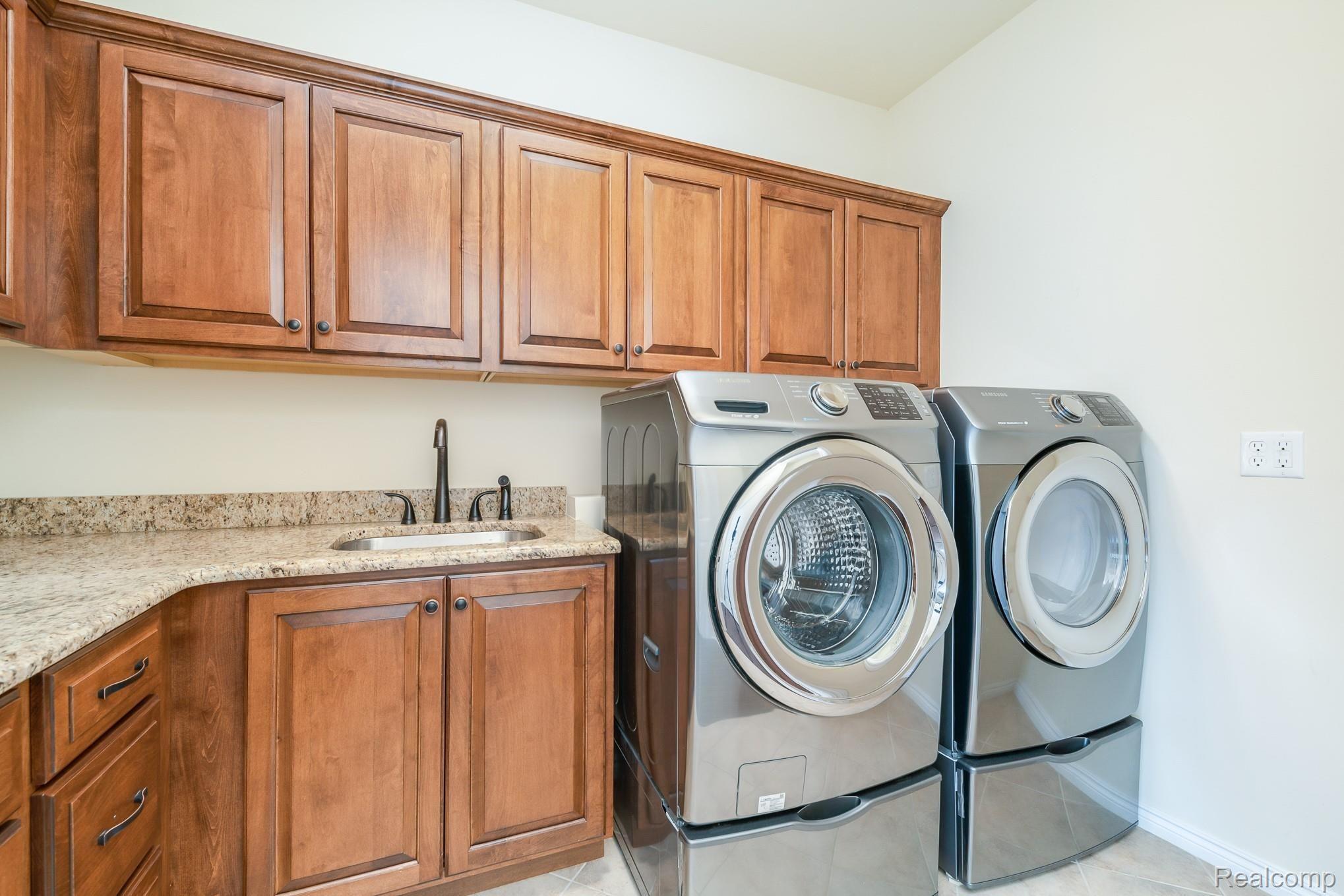3962 Somerset Circle Rochester, MI 48309 - Photo 21 of 36 Upgraded cabinets