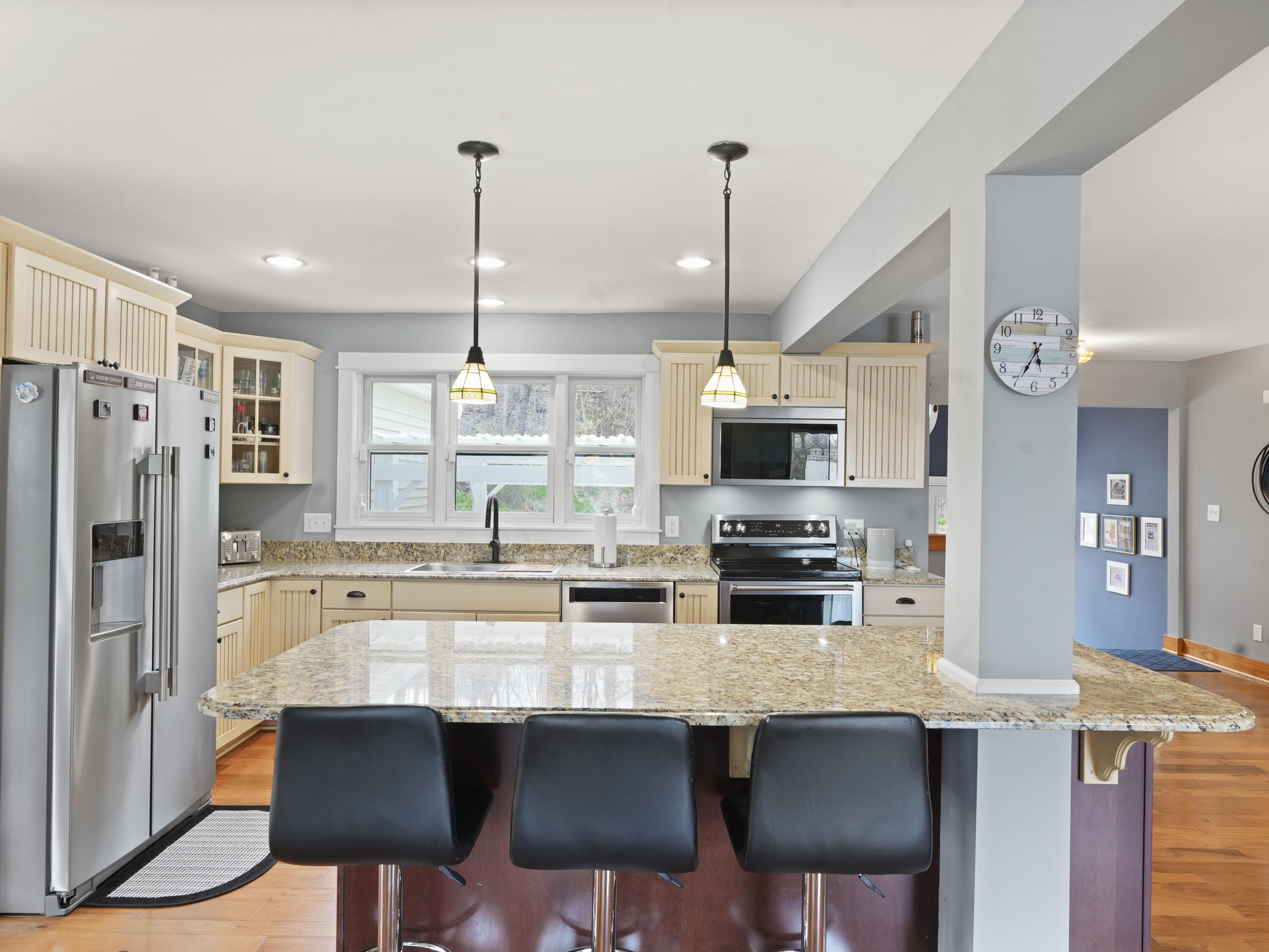 191 Riverside Drive Waterford, WI 53185 - Photo 12 of 91 11_Kitchen_Breakfast_Bar