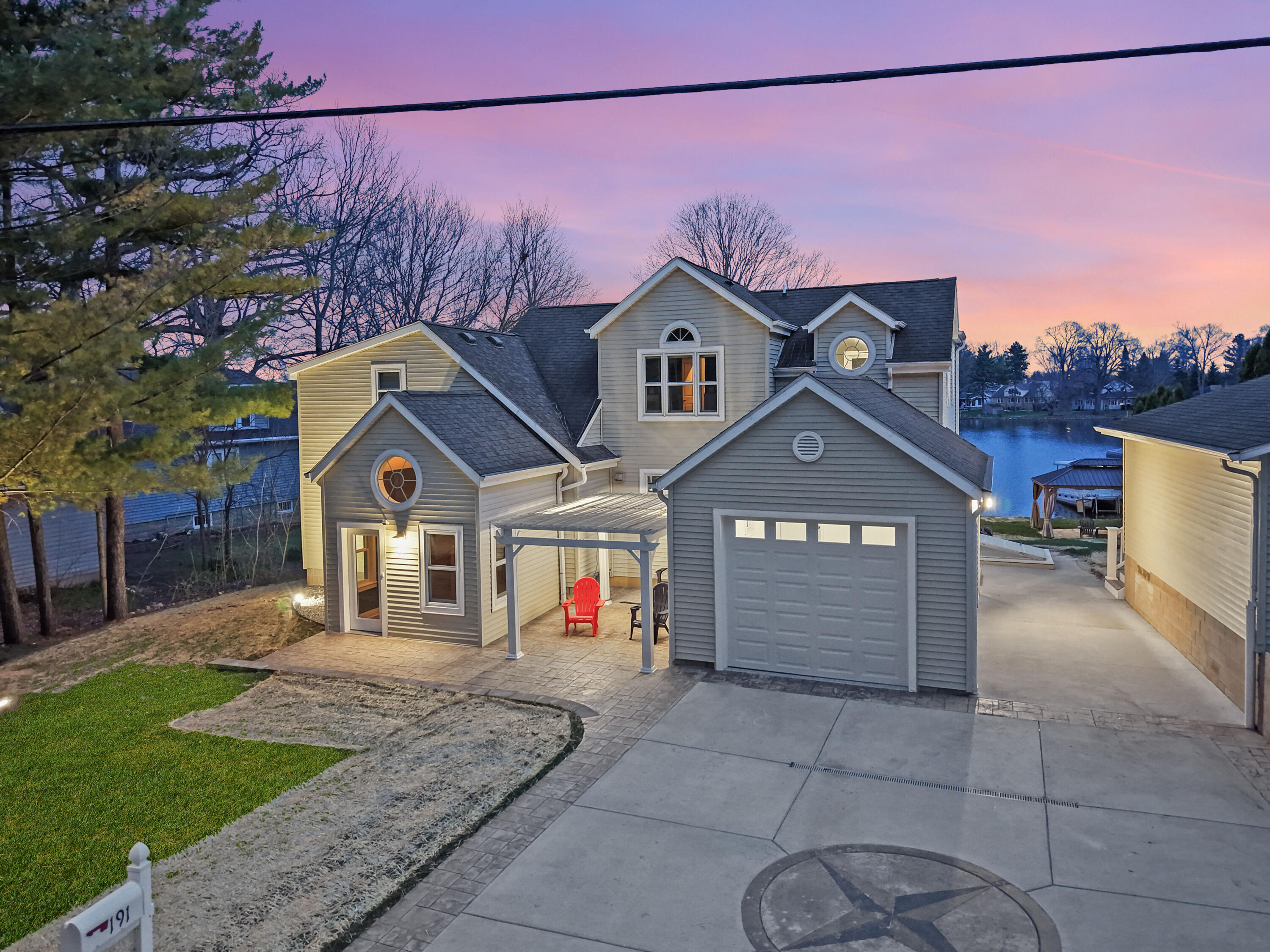 191 Riverside Drive Waterford, WI 53185 - Photo 7 of 91 06_Front_Exterior_Sunset_Driveway