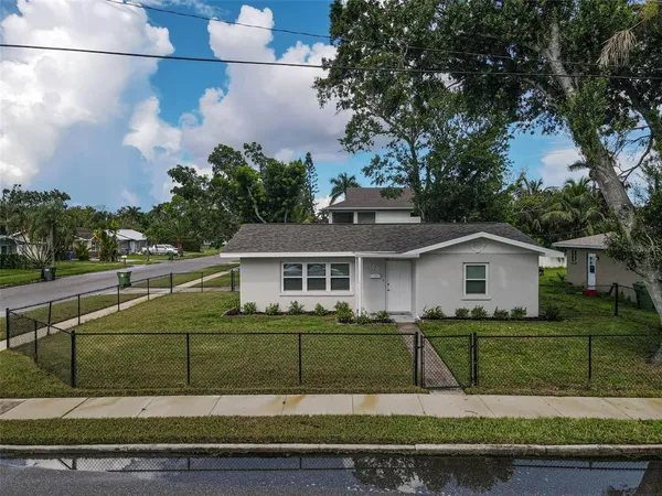 $325,000 | 102 20th Street Northeast, Bradenton, FL 34208