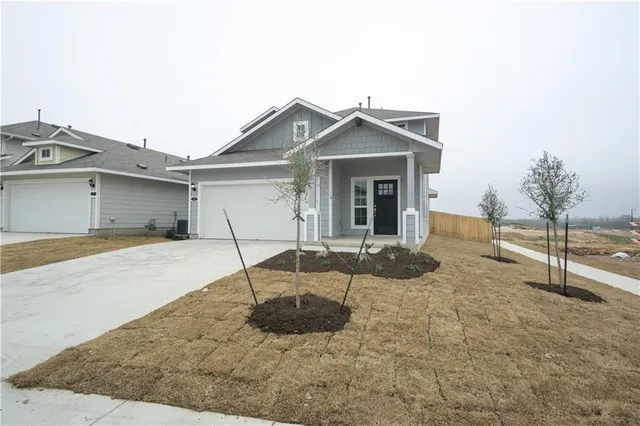a view of a house with backyard
