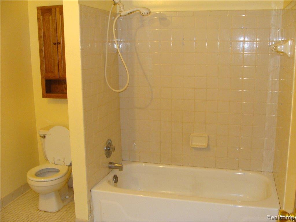 24469 Woodbridge Road, Unit 45M Warren, MI 48091 - Photo 6 of 10 DSC05267