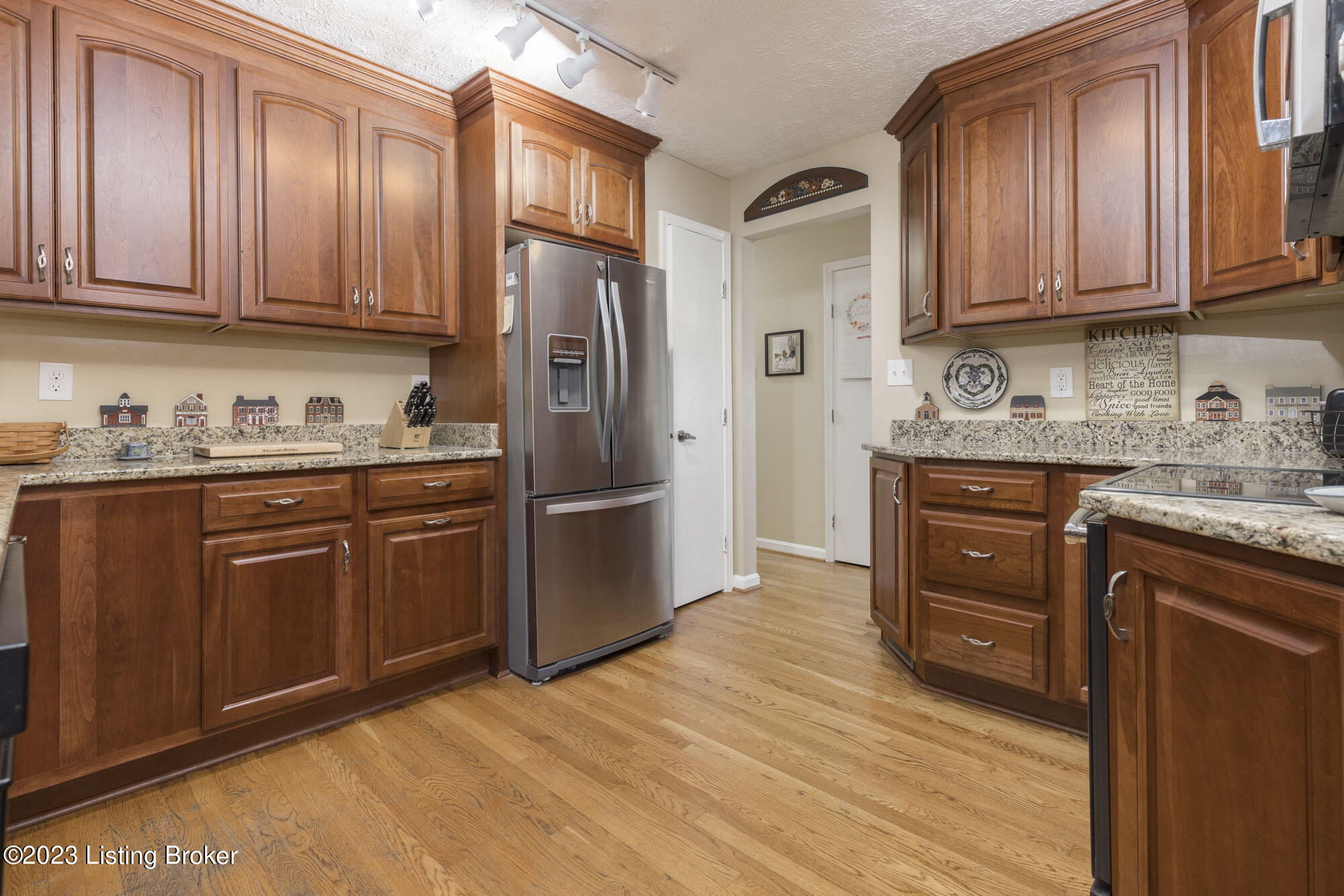 6601 Windhurst Road Louisville, KY 40207 - Photo 12 of 48 6EE79045-9D2C-4361-A0FF-A39816ADB001