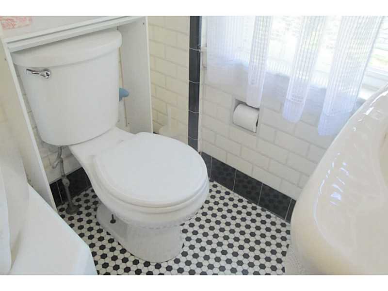 25 Stratford Road Cranston, RI 02905 - Photo 21 of 25 Bathroom. Full bath on second floor