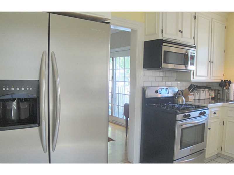 25 Stratford Road Cranston, RI 02905 - Photo 9 of 25 Kitchen.