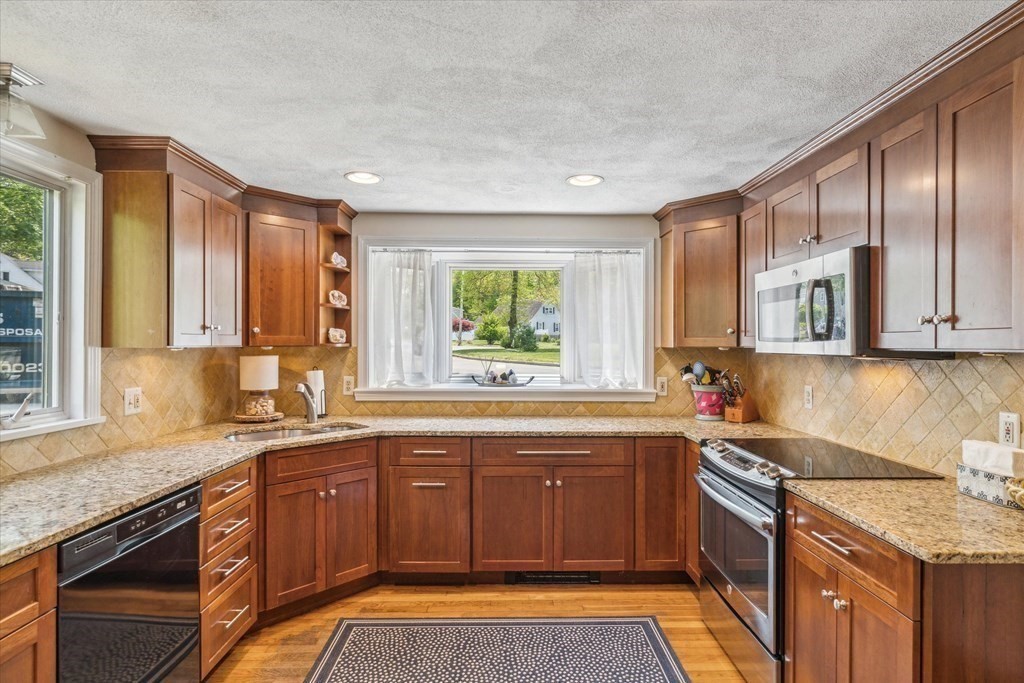 55 Winslow Road Reading, MA 01867 - Photo 8 of 42 Gallery Image 8