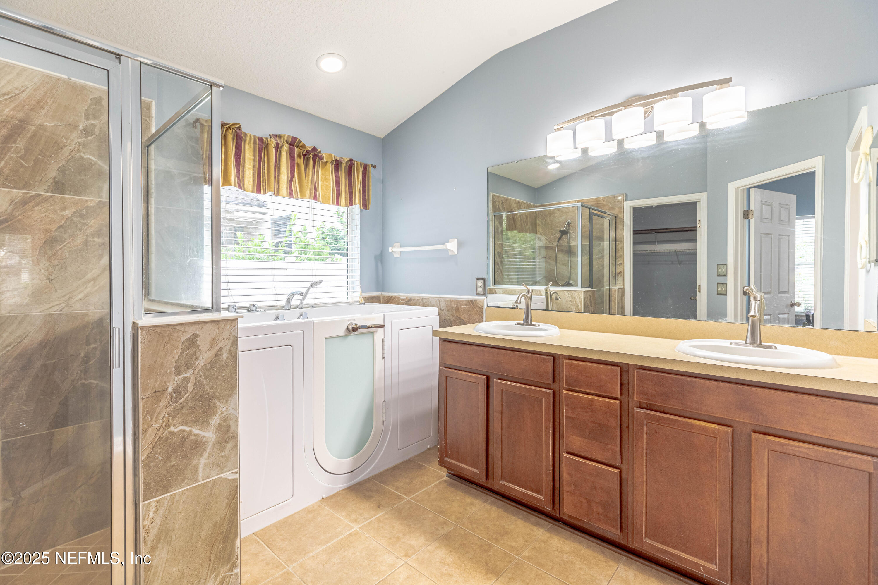 211 Amber Ridge Road Jacksonville, FL 32218 - Photo 13 of 39 a bathroom with a tub sink and mirror