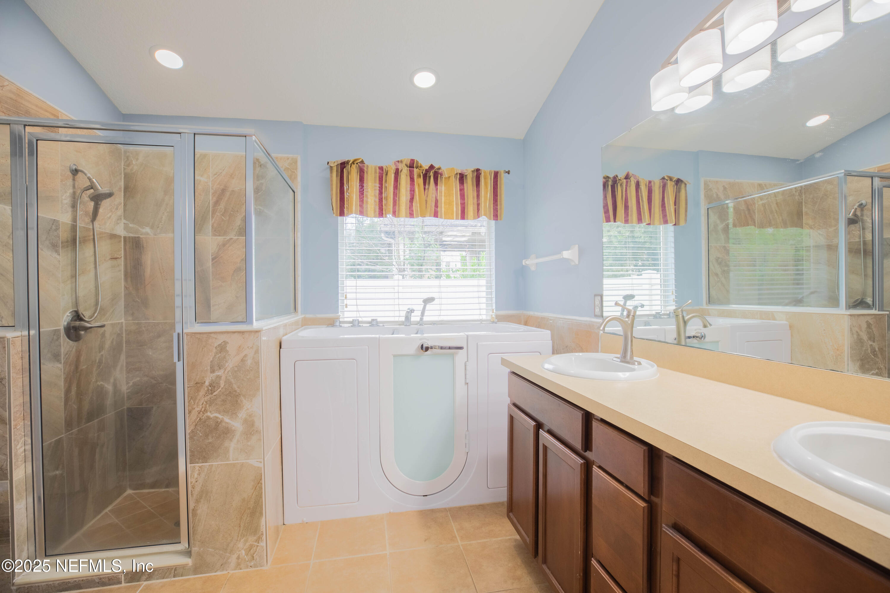 211 Amber Ridge Road Jacksonville, FL 32218 - Photo 14 of 39 a bathroom with a sink a vanity and a bathtub