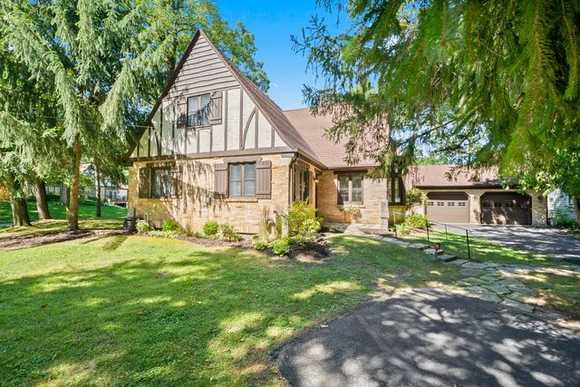 784 Arrowhead Drive, Fontana, WI 53125