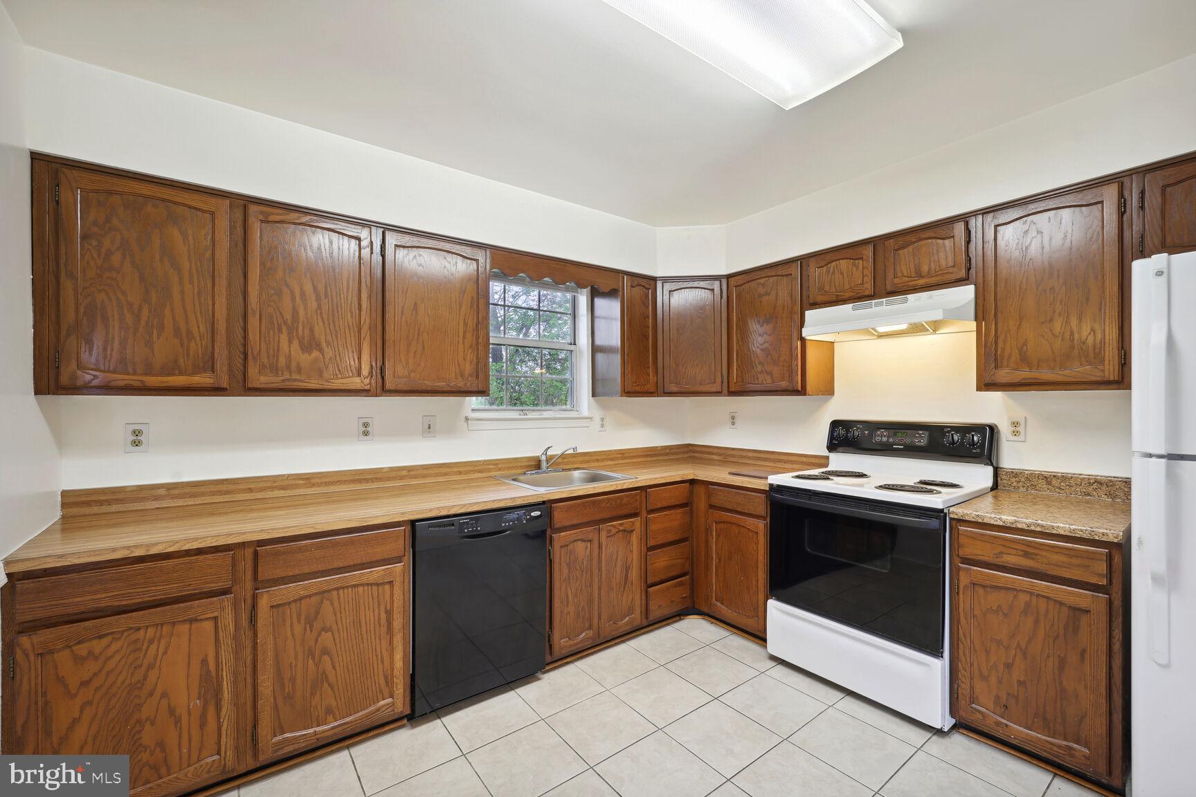 8105 Johnsam Road Clinton, MD 20735 - Photo 11 of 22 Kitchen