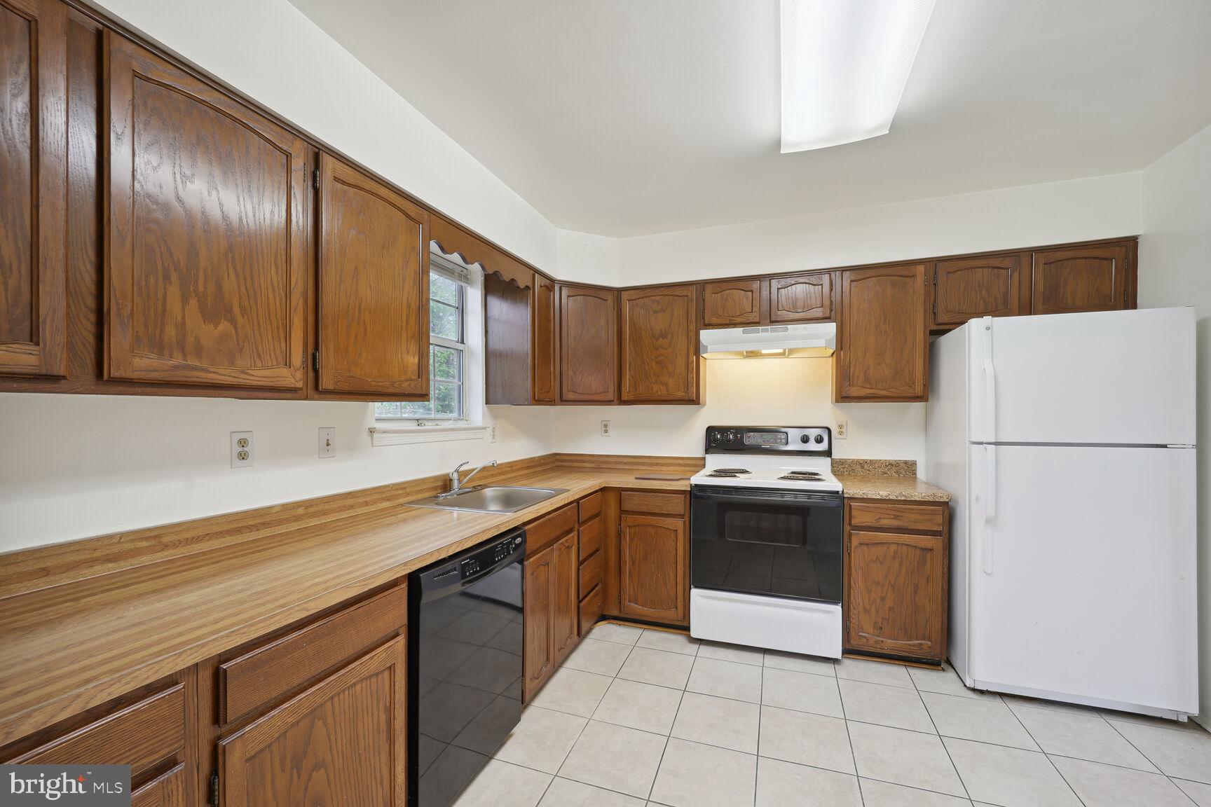 8105 Johnsam Road Clinton, MD 20735 - Photo 12 of 22 Kitchen
