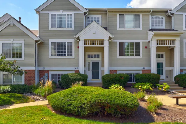$300,000 | 42 Cherbourg Court, Wheeling, IL 60090