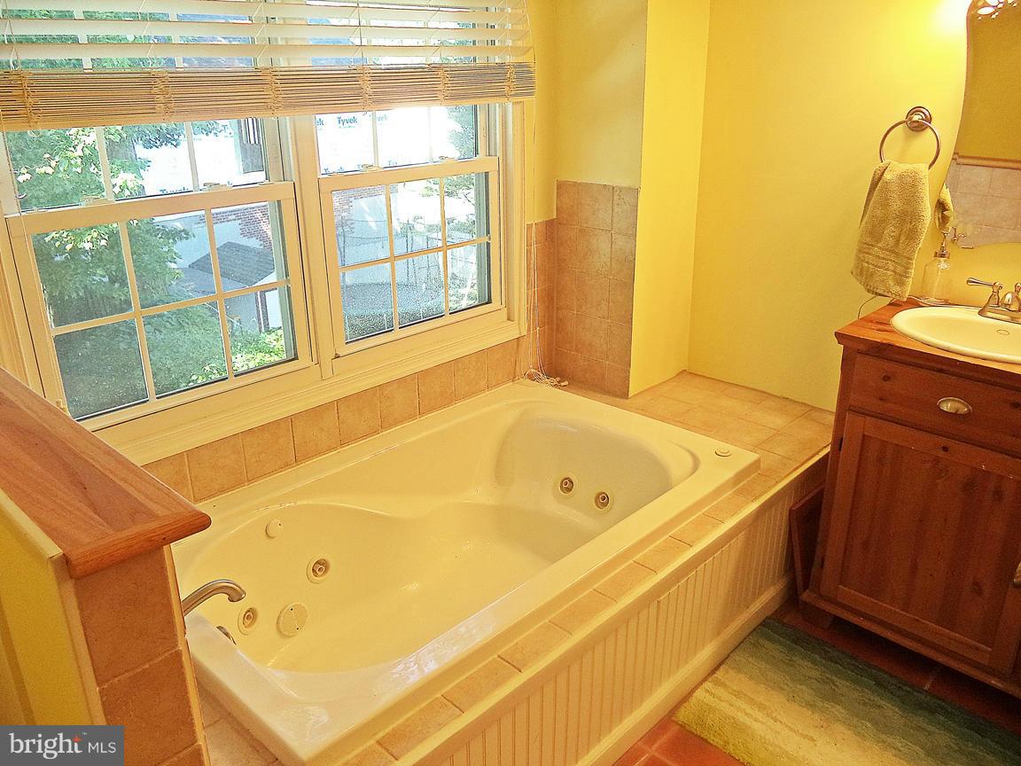 12714 Holdridge Road Silver Spring, MD 20906 - Photo 22 of 30 PLUS a WHIRLPOL TUB !...WOW...master shall be serv