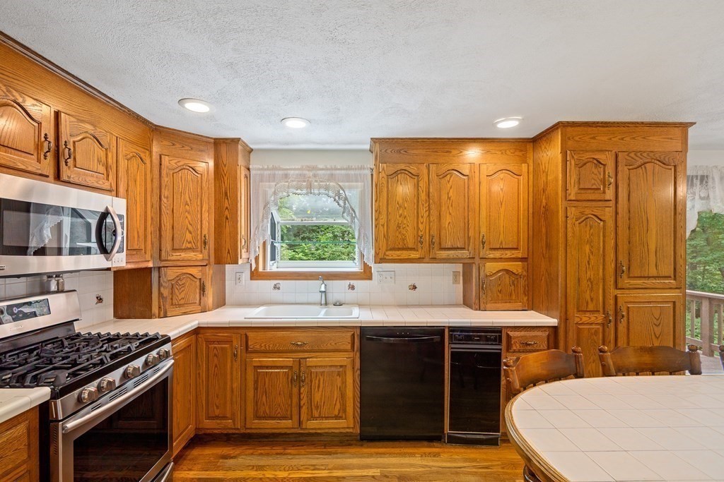 20 Edwards Road Foxboro, MA 02035 - Photo 4 of 38 Gallery Image 4