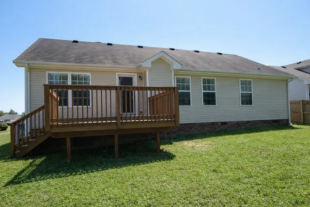 a view of a back yard