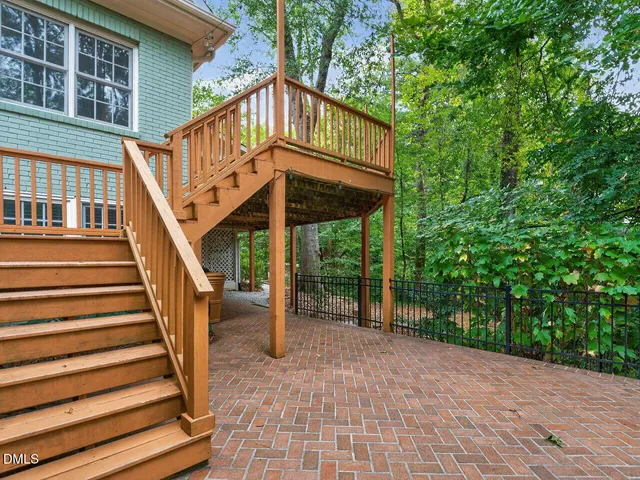 a view of a house with backyard and deck