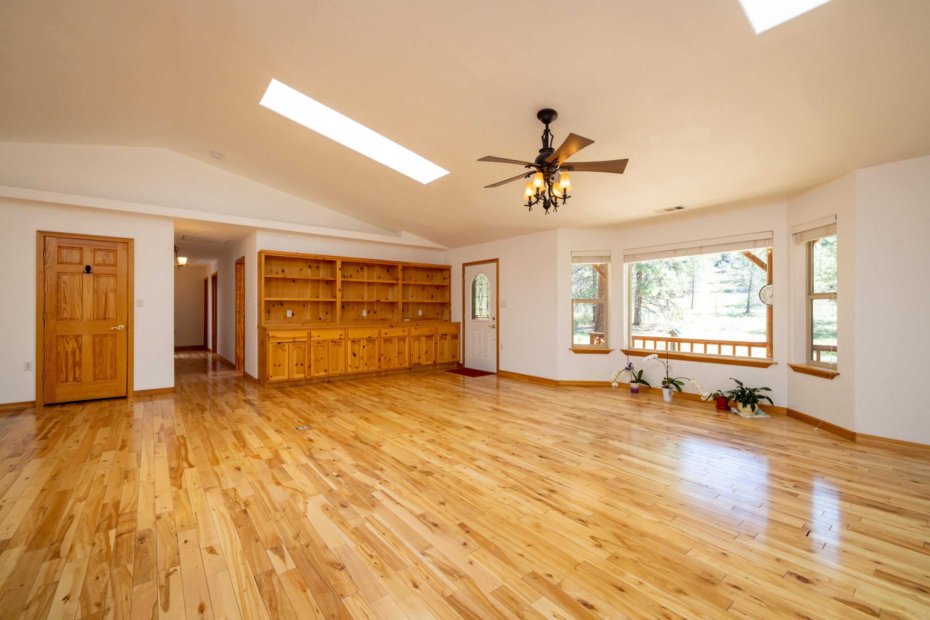 11550 Simpson Canyon Road Klamath Falls, OR 97601 - Photo 9 of 80 Living Room