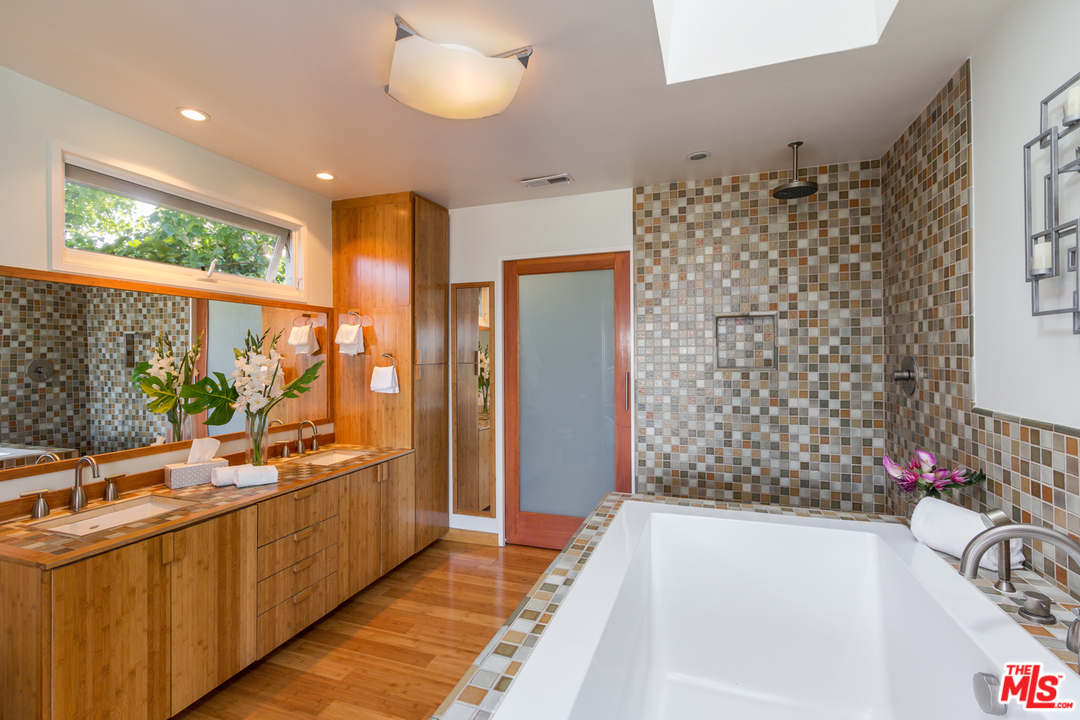 2580 Roscomare Road Los Angeles, CA 90077 - Photo 15 of 25