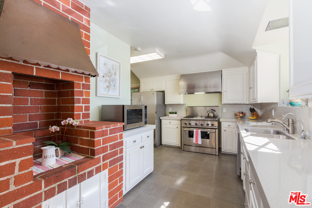 2580 Roscomare Road Los Angeles, CA 90077 - Photo 9 of 25