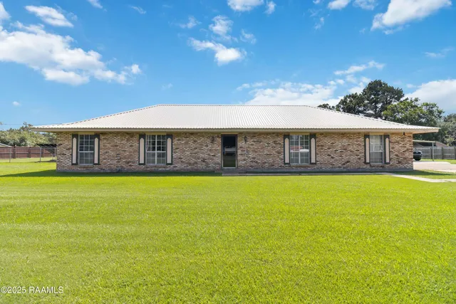 $215,000 | 300 Belmont Drive, Opelousas, LA 70570