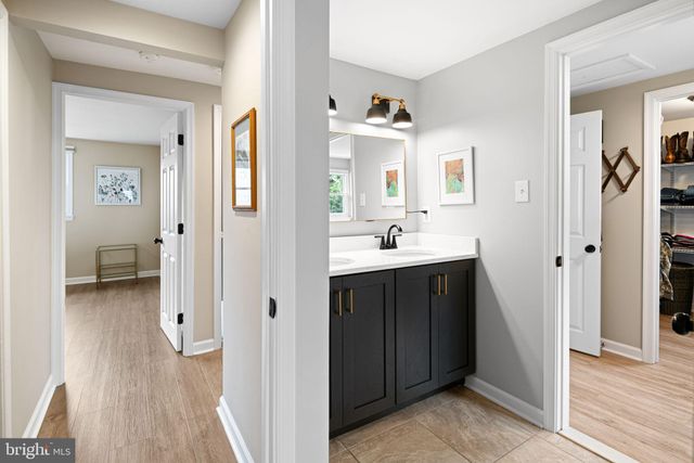 a en suite bathroom with a double vanity sink and mirror