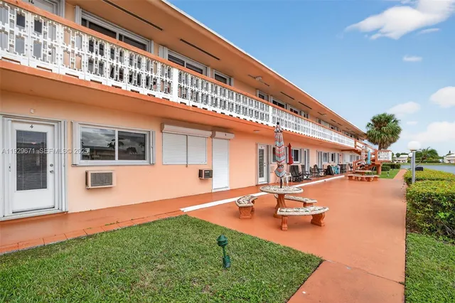 $123,000 | 800 Southwest 10th Terrace, Unit 4T, Hallandale Beach, FL 33009