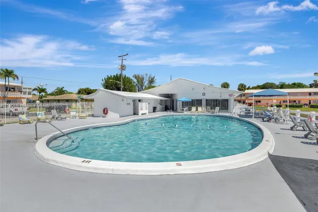 $123,000 | 800 Southwest 10th Terrace, Unit 4T, Hallandale Beach, FL 33009