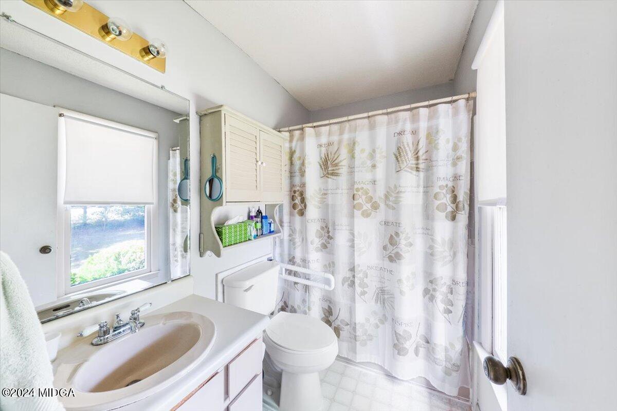 6271 Stapleton Road Macon, GA 31206 - Photo 15 of 41 a bathroom with a sink toilet and shower