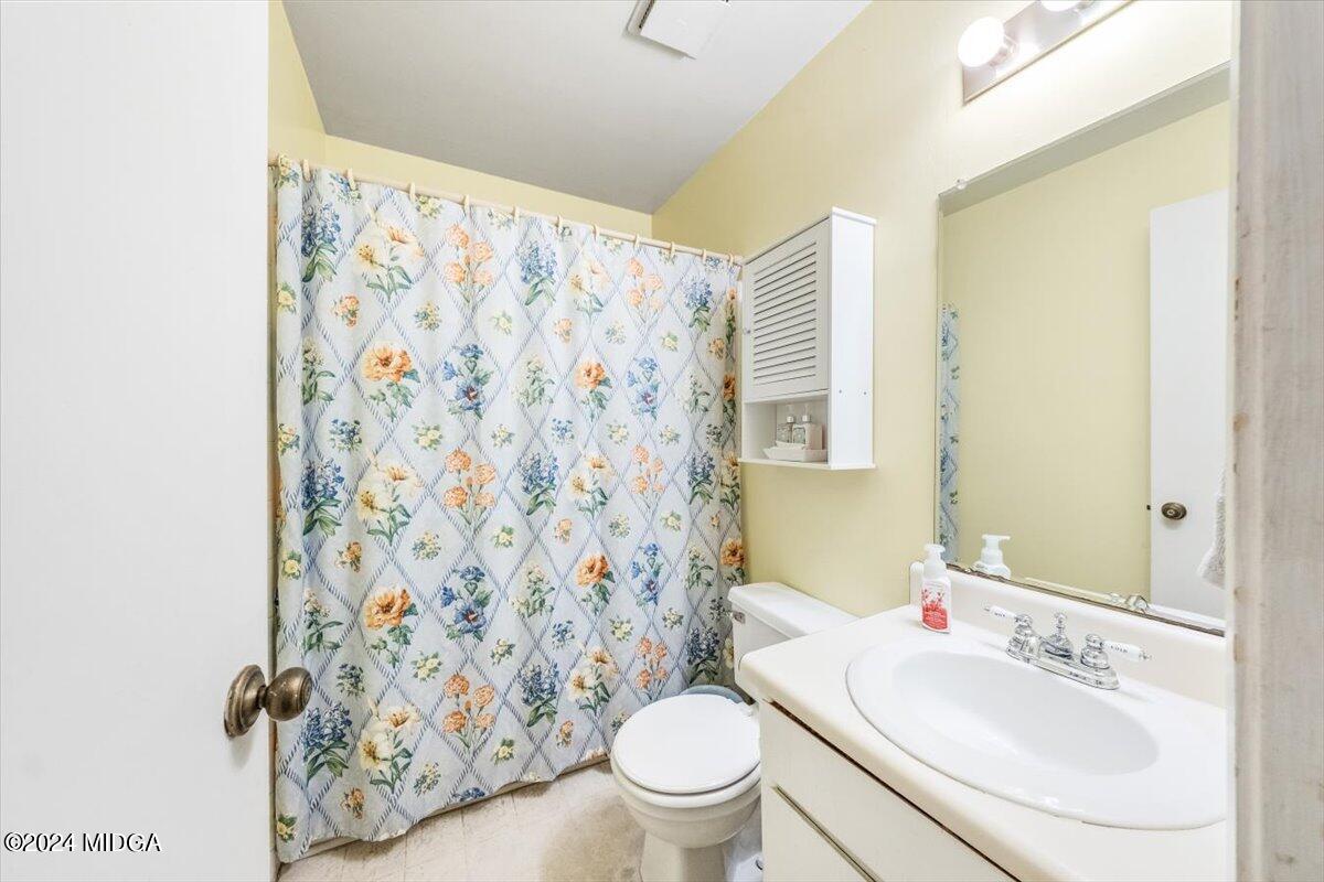 6271 Stapleton Road Macon, GA 31206 - Photo 18 of 41 a bathroom with a sink toilet and shower