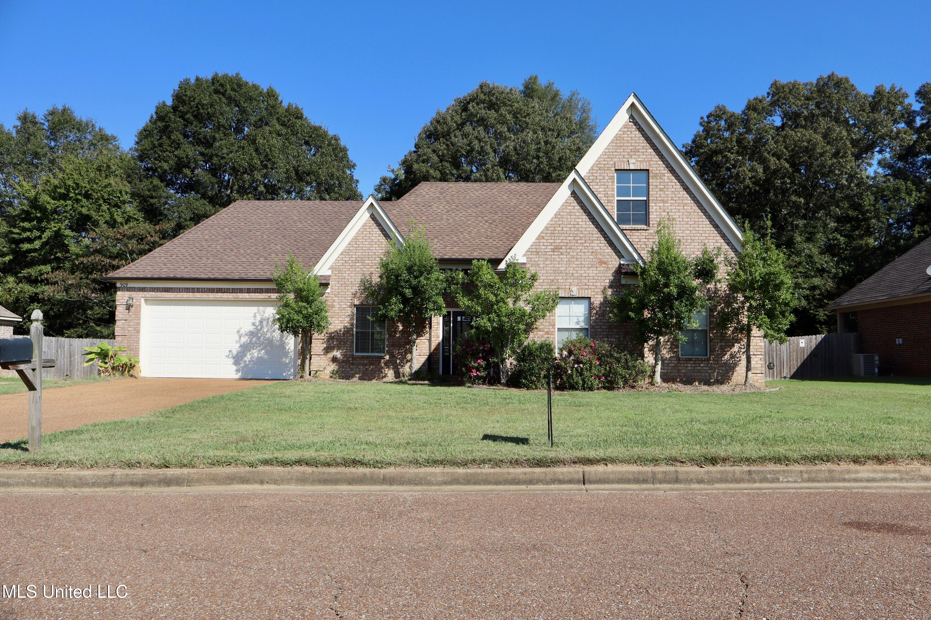 909 Falcon Street Senatobia, MS 38668 - Photo 2 of 8 IMG_0253