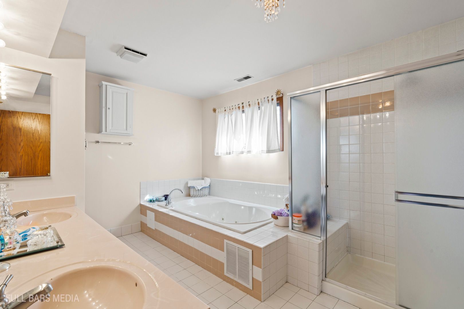 535 Denoyer Trail Wheeling, IL 60090 - Photo 20 of 45 a bathroom with a tub sink and a mirror
