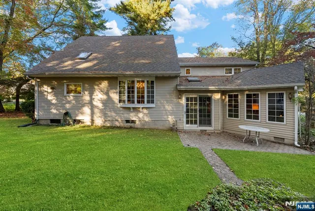 front view of house with a yard