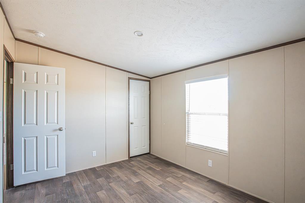 245 Lelon Lane Springtown, TX 76082 - Photo 20 of 37 an empty room with window